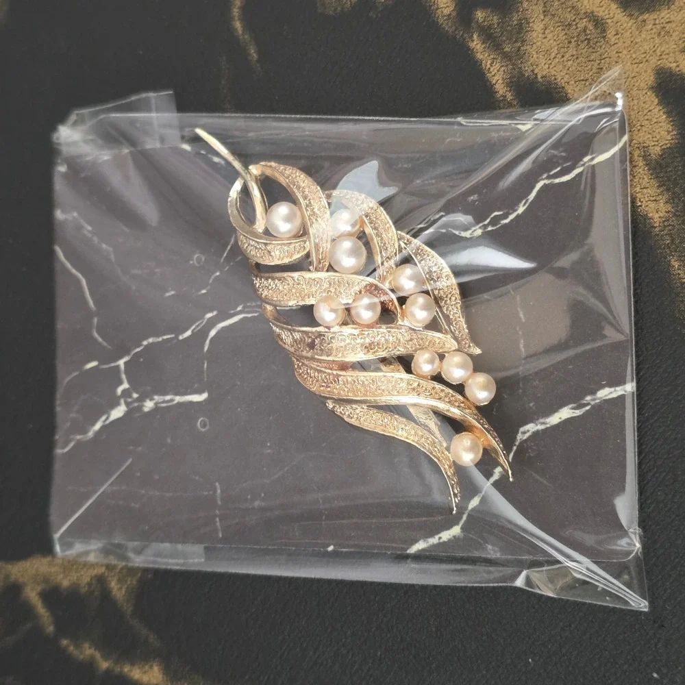 Vintage Gold Tone Faux Pearl Spray Brooch Textured Leaf Pin Mid Century Jewelry